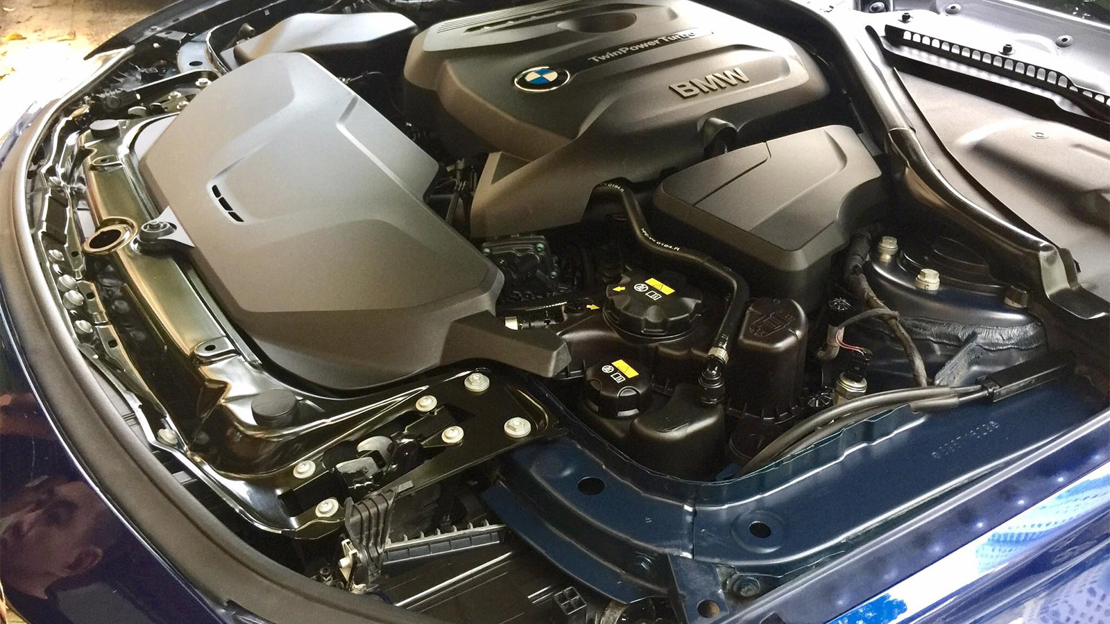 Khoang động cơ ô tô xe BMW