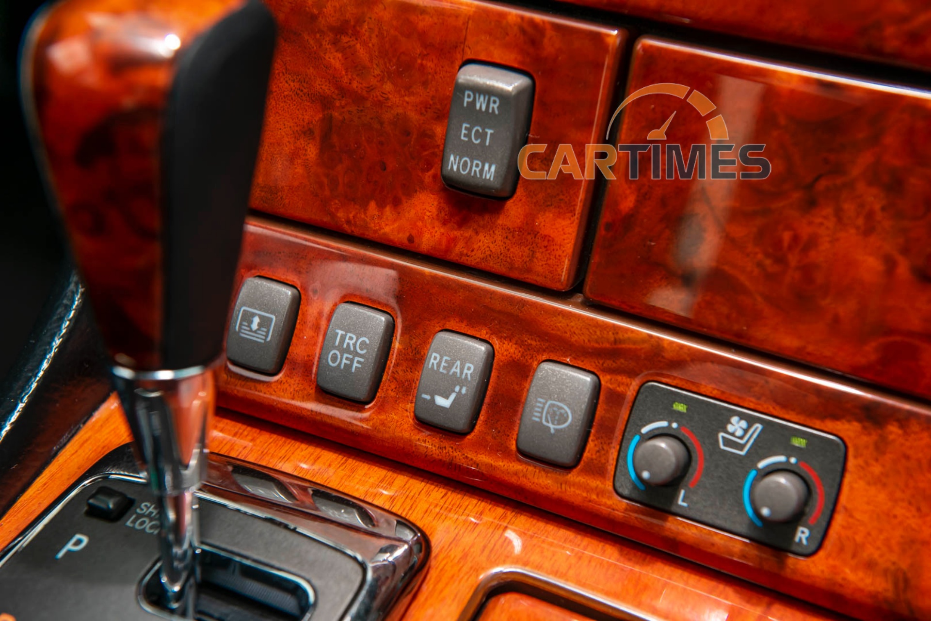 Các nút bấm điều khiển ở bảng điều khiển trung tâm