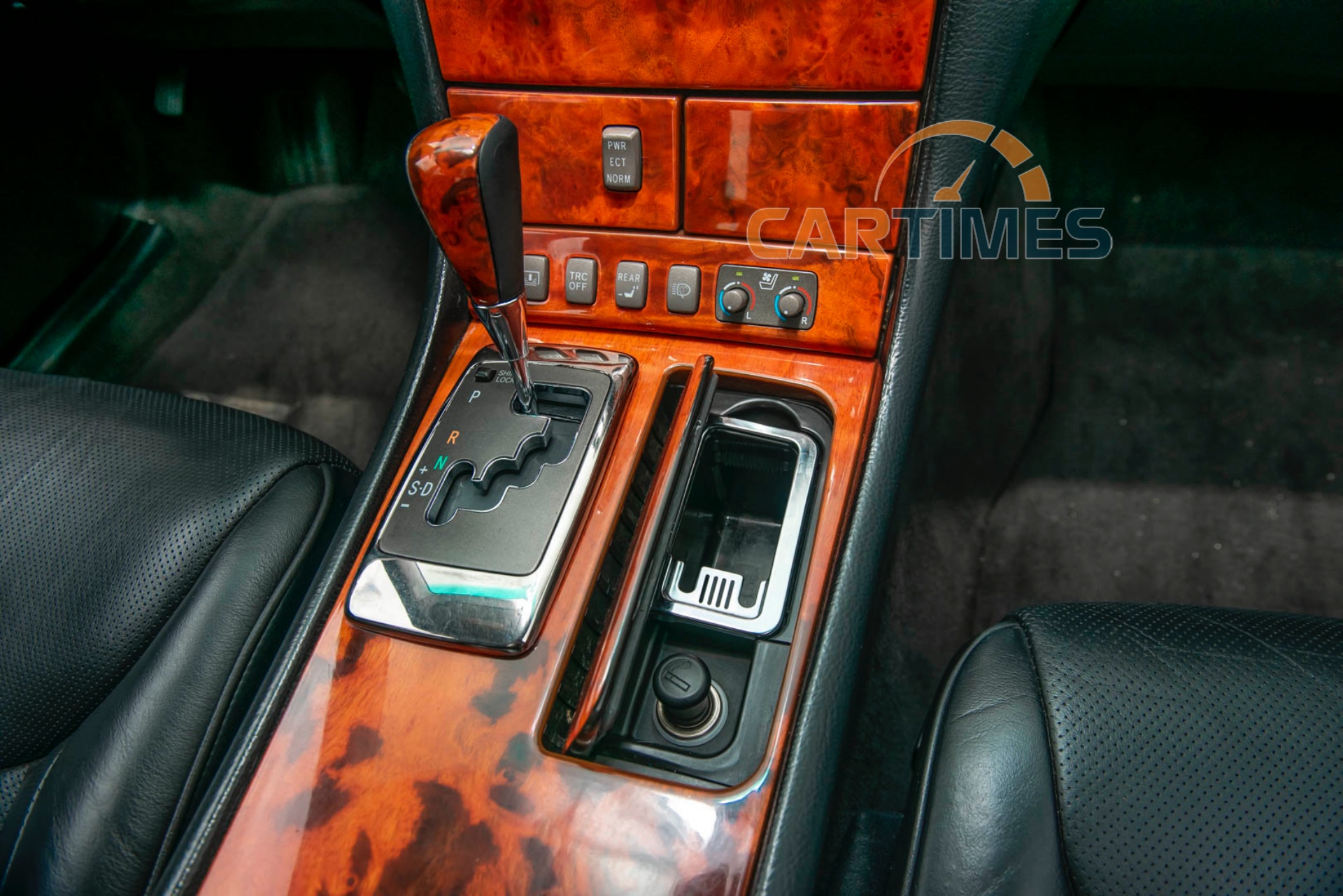 Khu vực cần số của xe Lexus LS430 2006