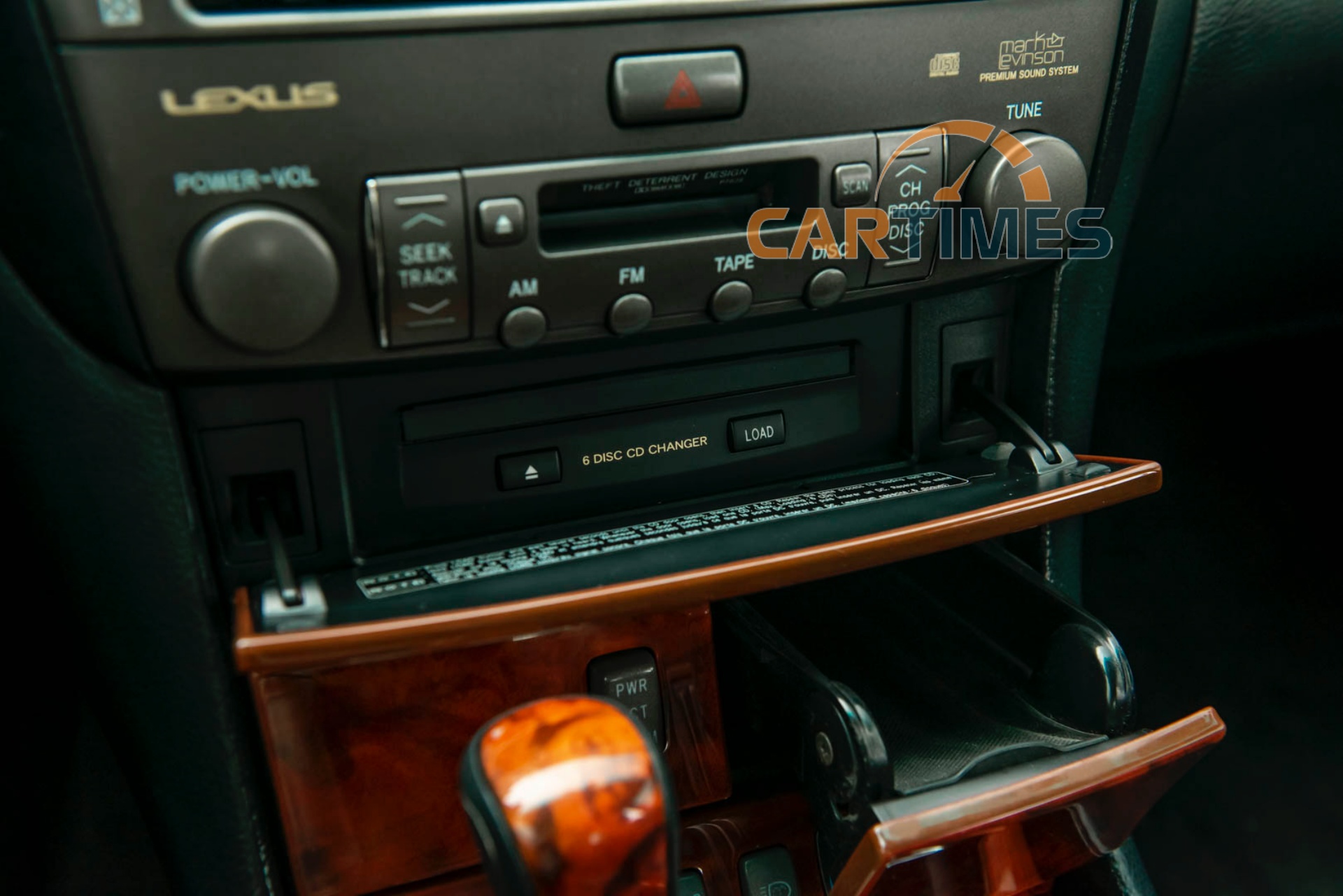Phía trên là khe cắm băng catset trong khi ở dưới là hệ thống nuốt đĩa CD