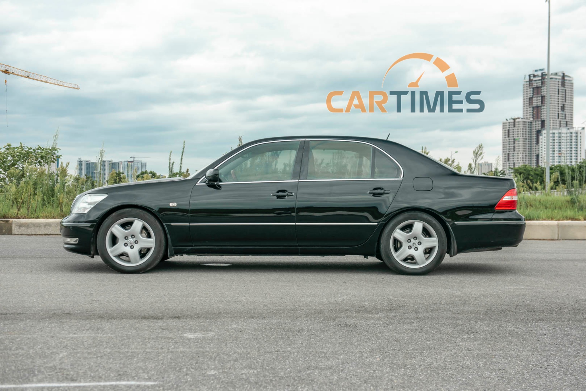 Thiết kế bên hông xe Lexus LS430 2006