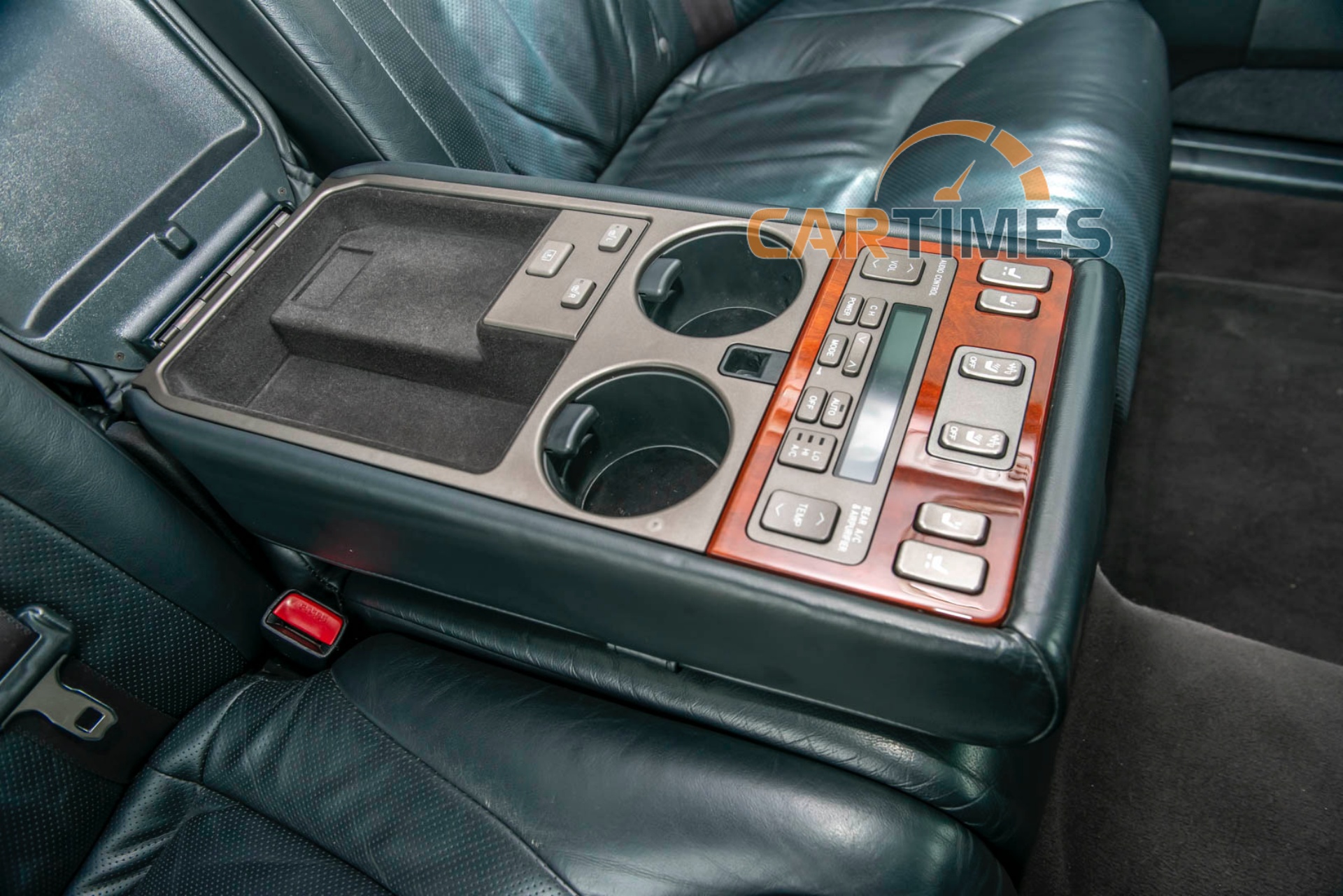 Bảng điều khiển tích hợp ở bệ tì tay hàng ghế sau