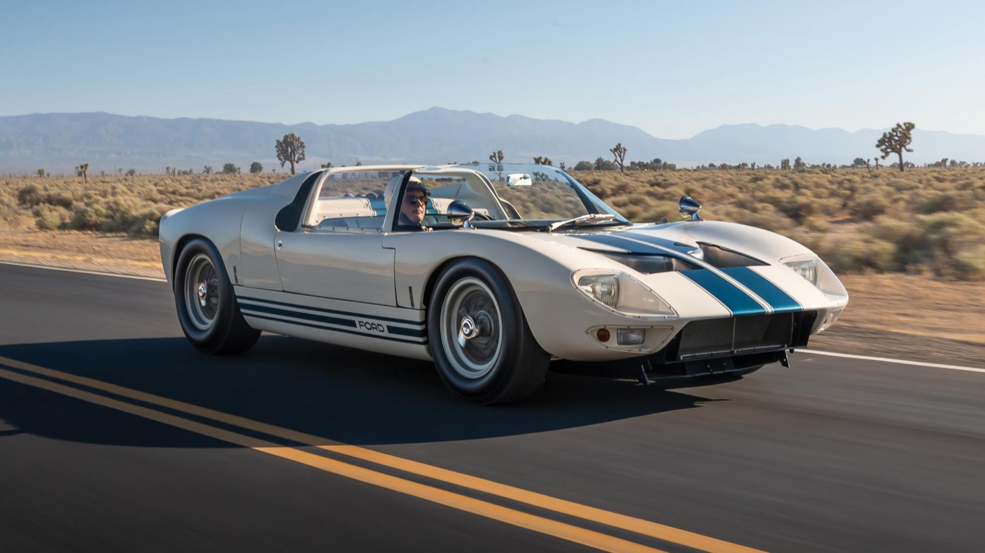 Xe cổ Ford GT40 Roadster giá hơn 230 tỷ đồng