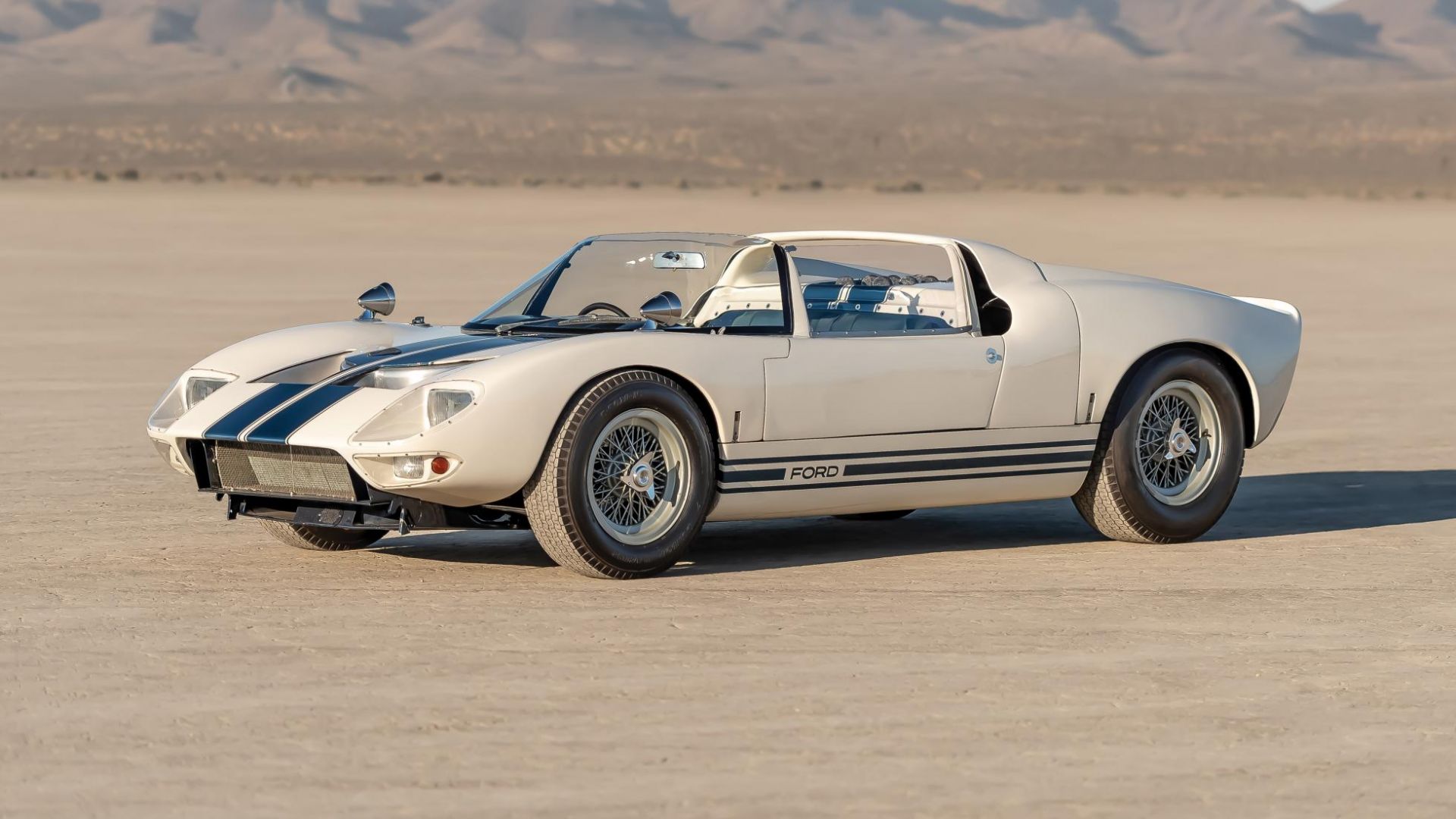 Xe cổ Ford GT40 Roadster giá hơn 230 tỷ đồng