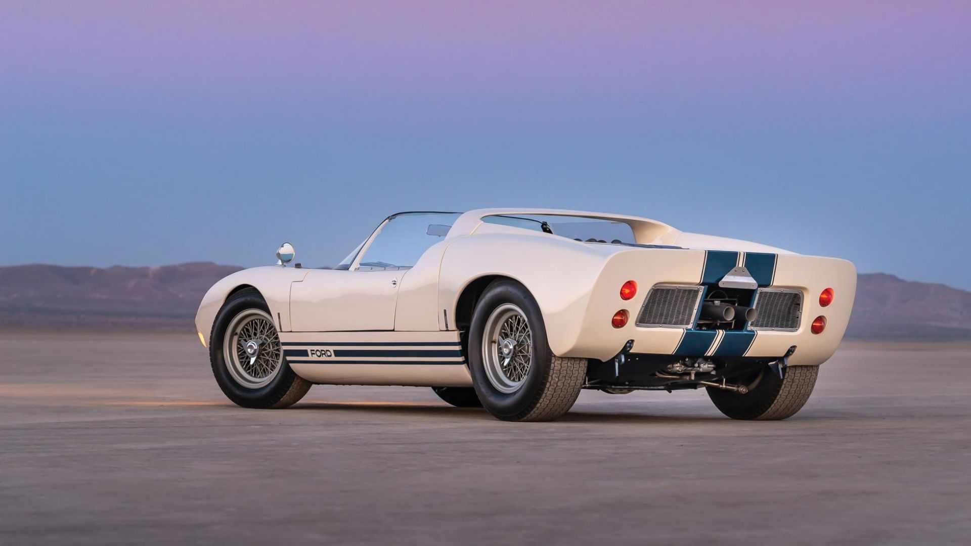 Xe cổ Ford GT40 Roadster giá hơn 230 tỷ đồng