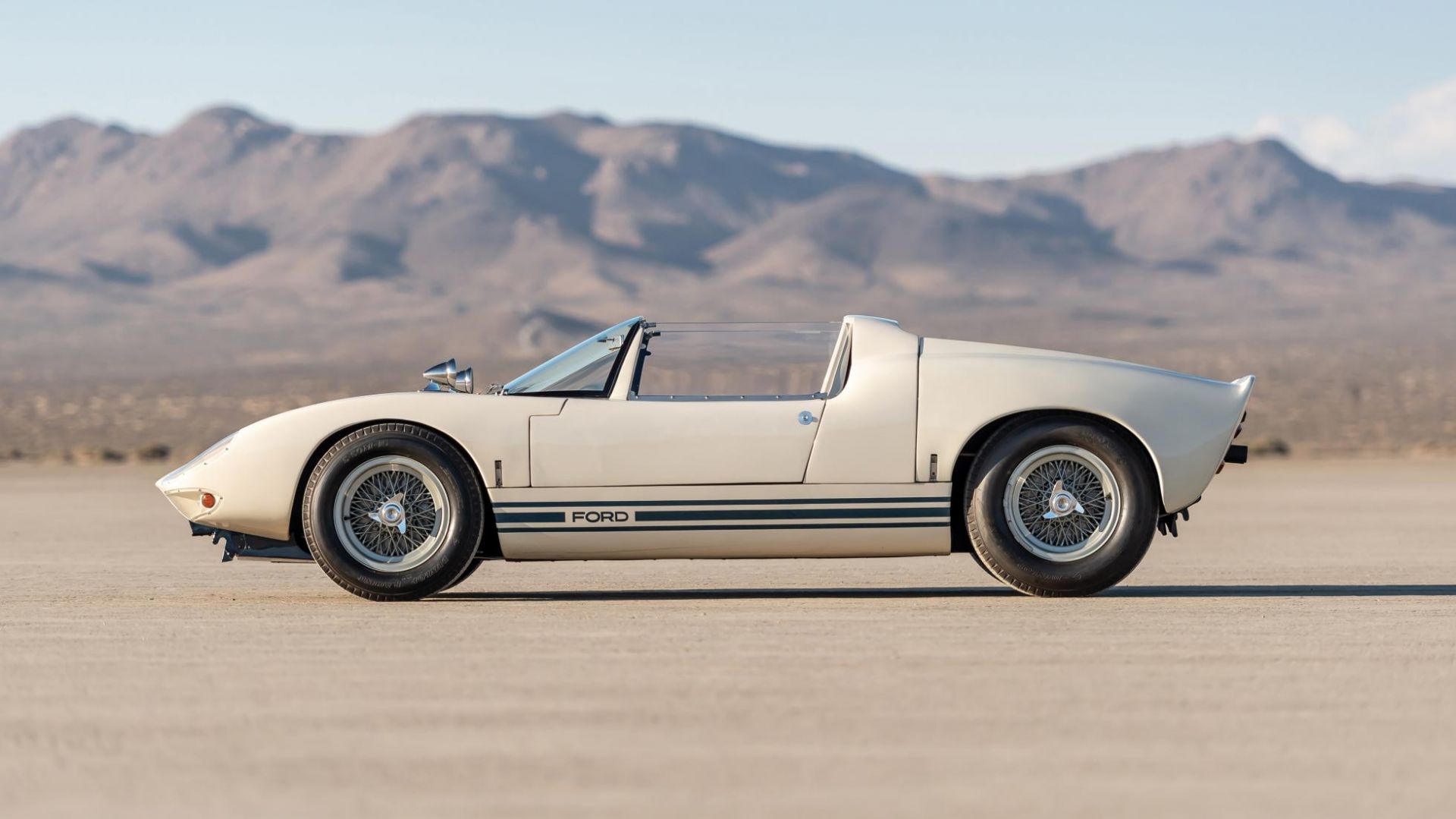 Xe cổ Ford GT40 Roadster giá hơn 230 tỷ đồng