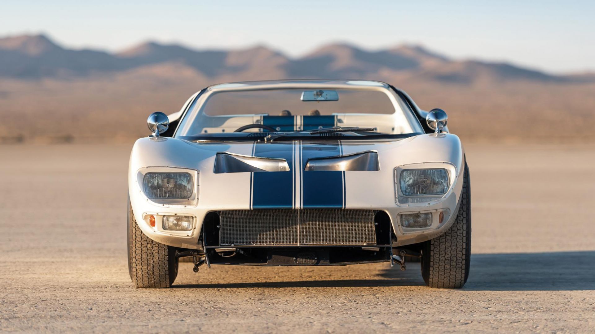 Xe Ford GT40 Roadster từng qua tay của nhiều huyền thoại