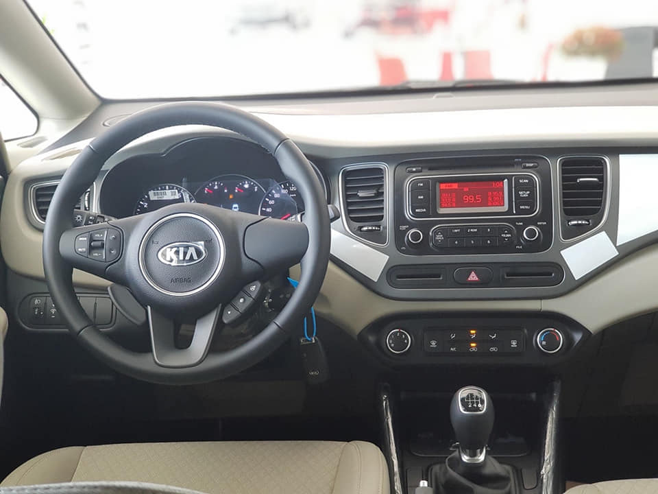 Ghế lái của xe Kia Rondo Standard MT