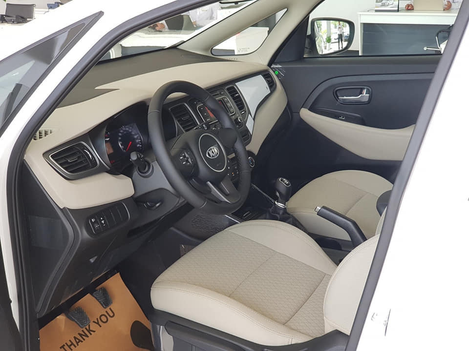 Hàng ghế đầu của xe Kia Rondo