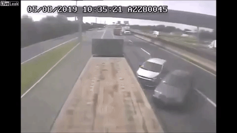 Kỳ lạ 2 ô tô "rủ nhau" rúc đầu vào gầm xe đầu kéo trên cao tốc