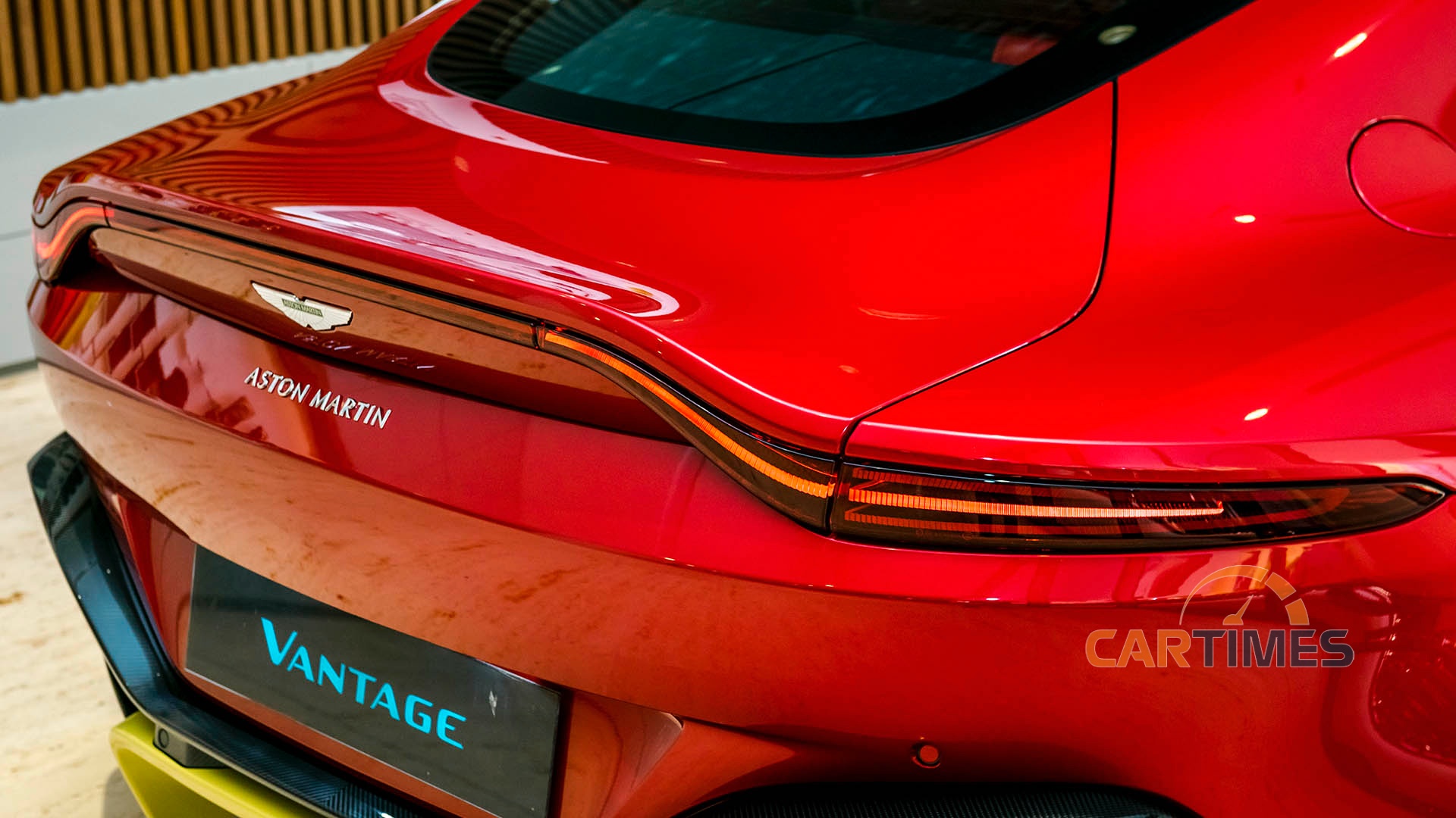 Dải đèn LED đuôi xe Aston Martin Vantage V8