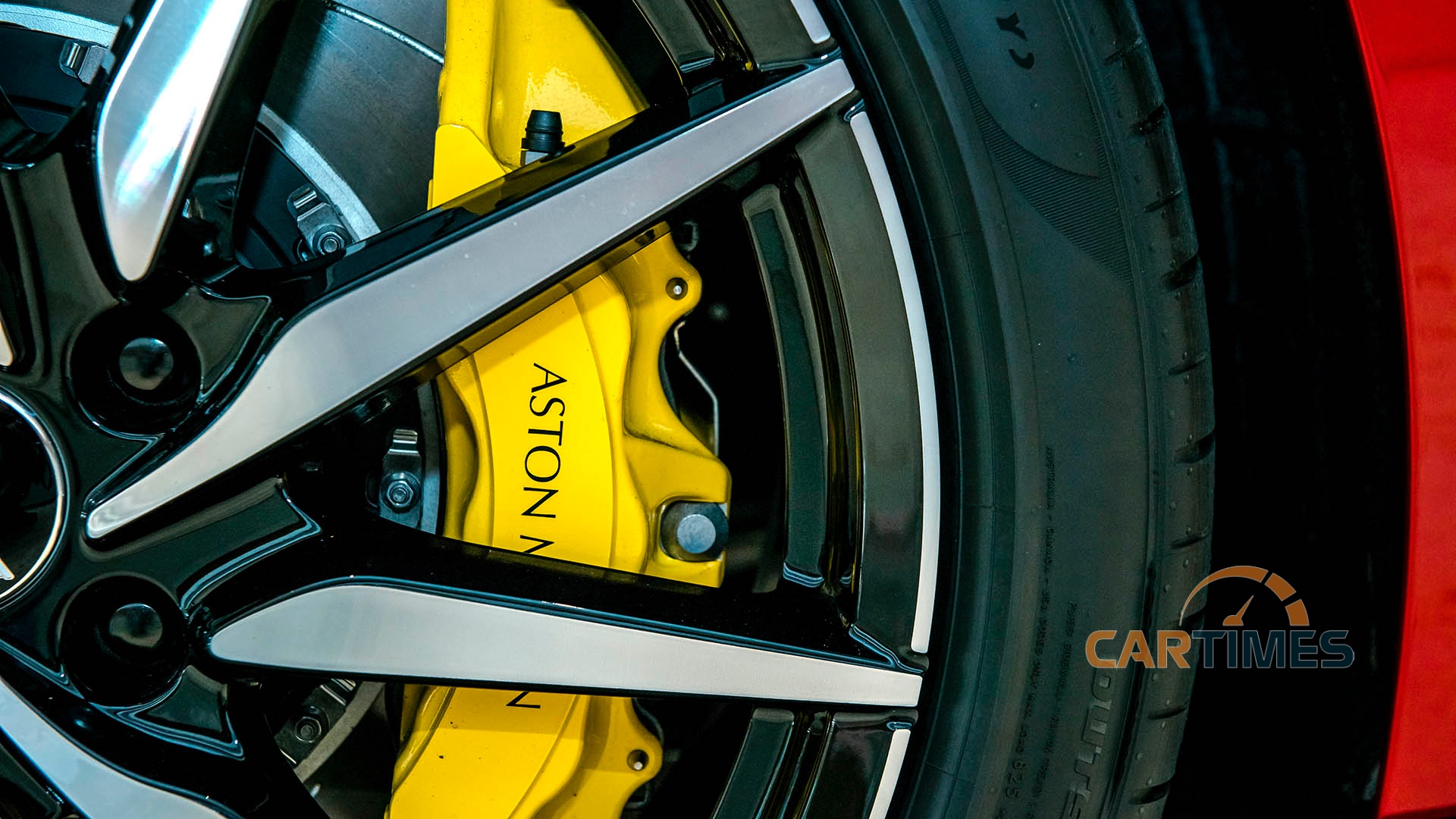 La zăng kèm kẹp phanh màu vàng của xe Aston Martin Vantage V8