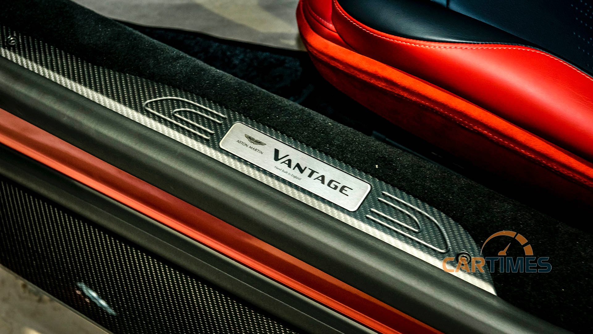 Bậc cửa xe Aston Martin Vantage V8