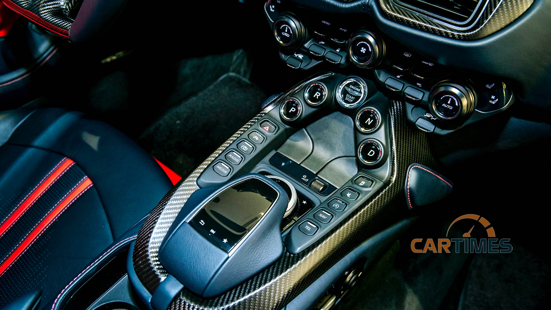 Khu vực nút điều khiển trung tâm xe Aston Martin