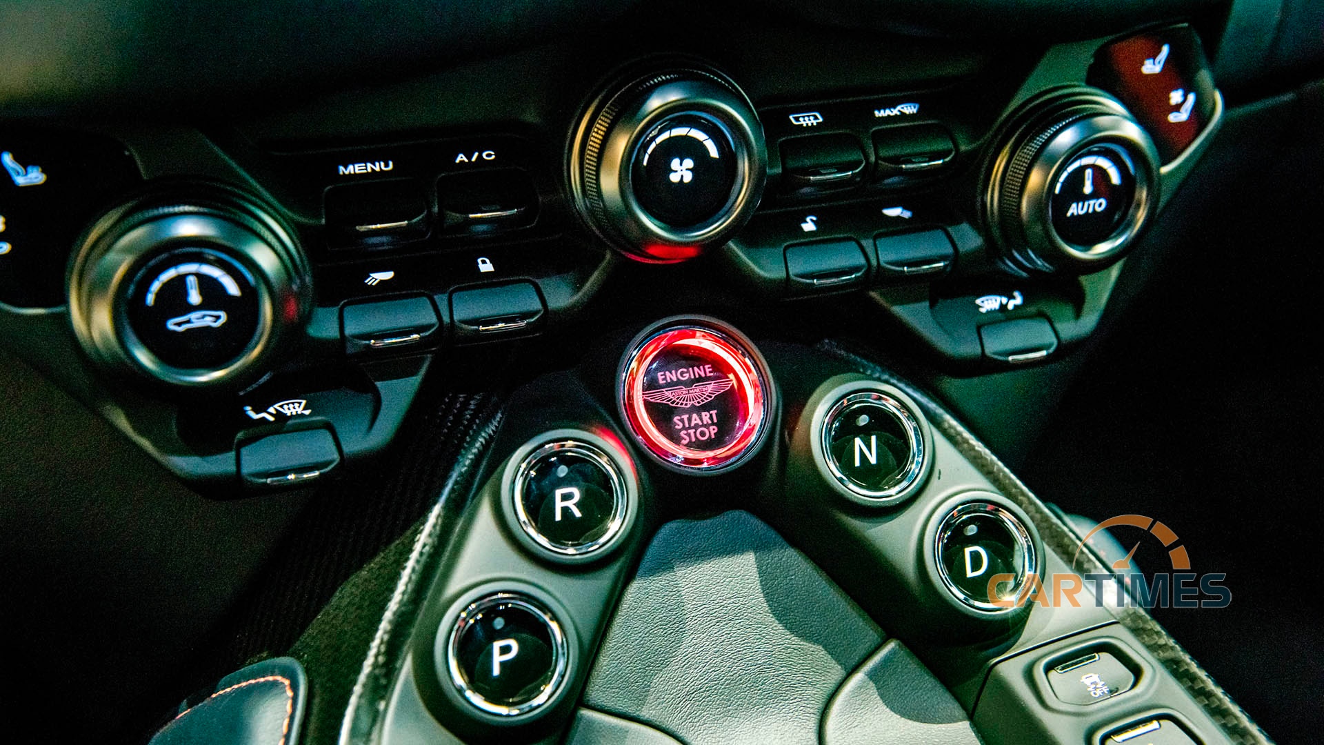 Khu vực chuyển số trên xe Aston Martin Vantage V8
