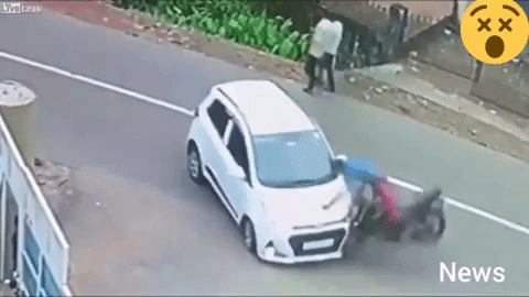 Đâm xe máy vào đầu ô tô, tài xế 'cao thủ' lộn 1 vòng toạc váy bình yên vô sự