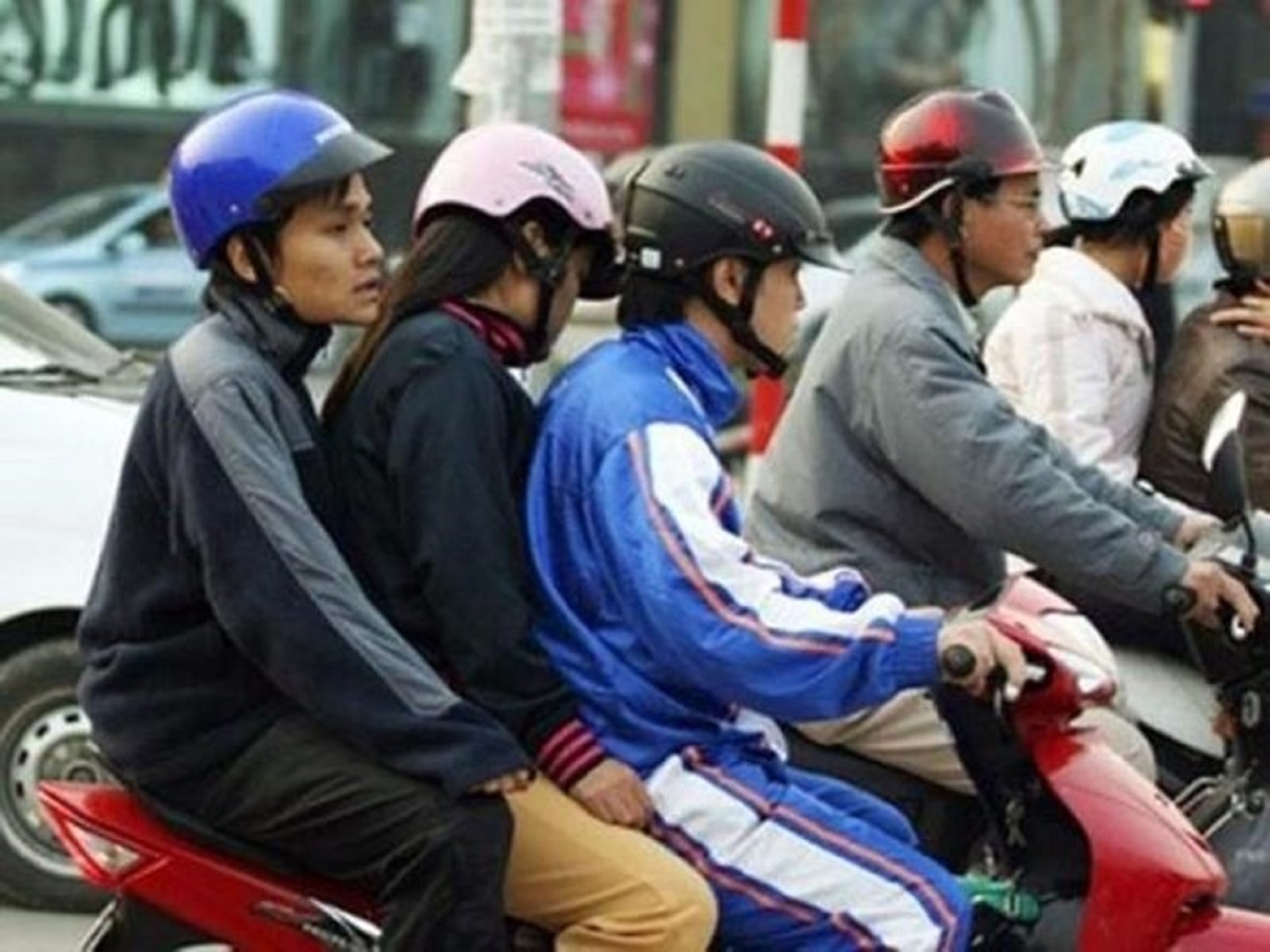 xe máy chở 3