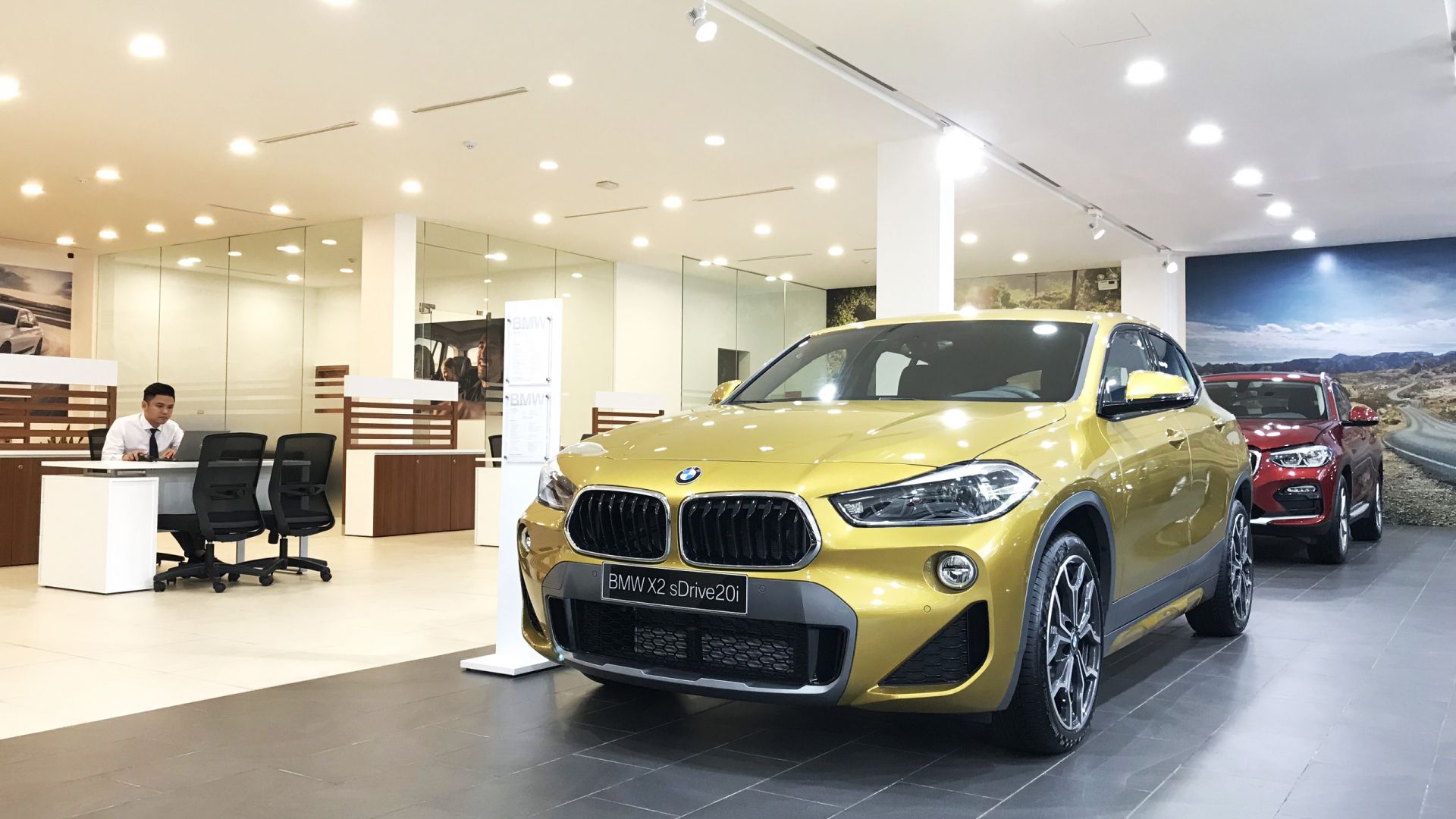 Khu vực trưng bày xe BMW 
