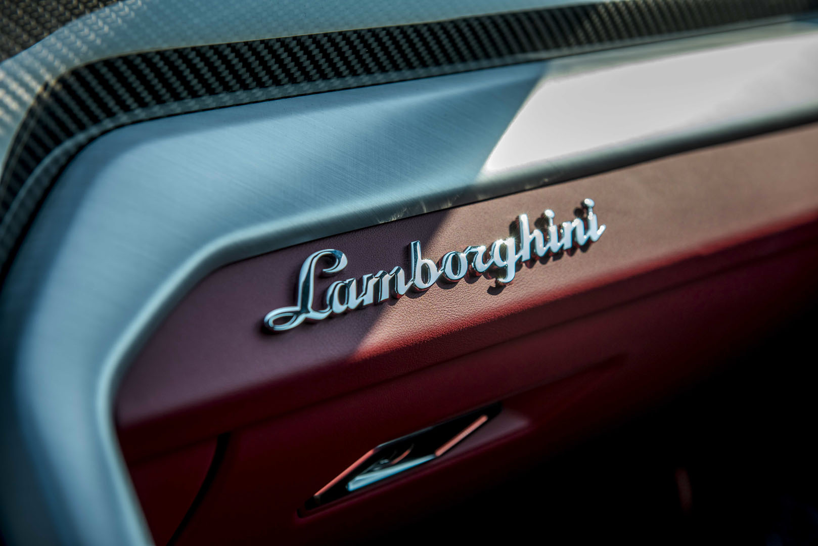 Logo Lamborghini trên mặt táp lô