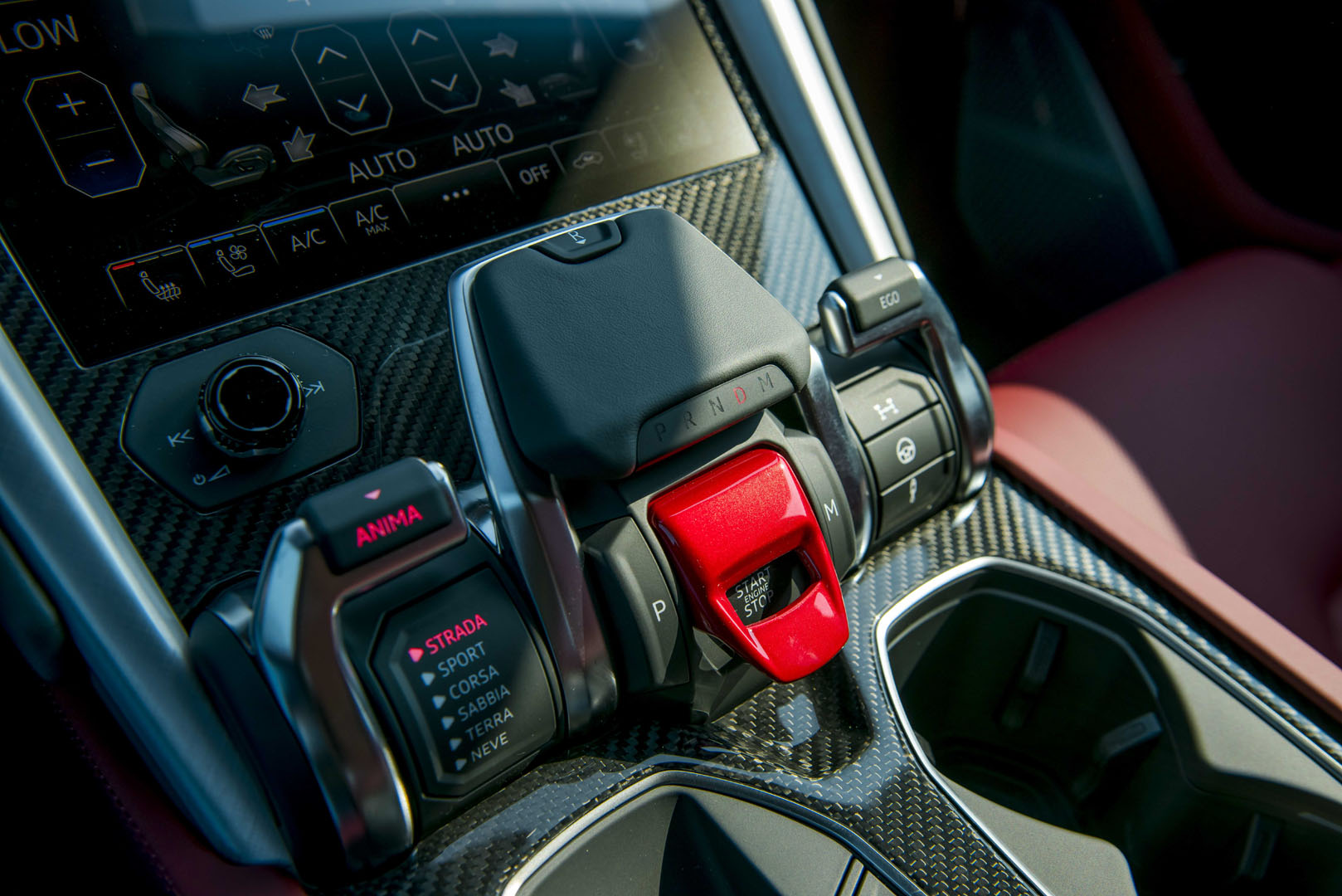 Nút bấm Start/Stop trên xe Lamborghini Urus