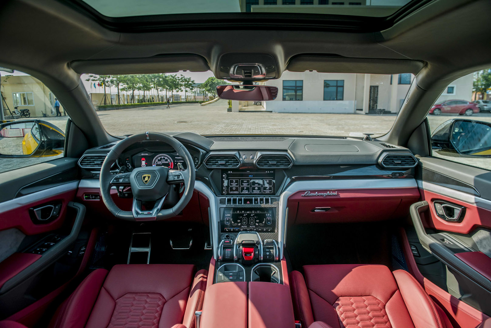 Cabin hàng ghế trước của xe Lamborghini Urus