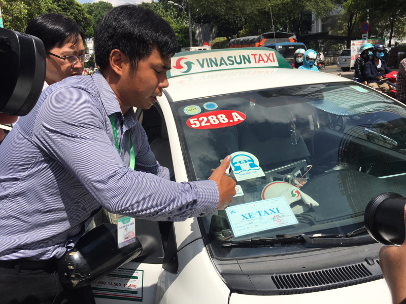 Dán thẻ cho taxi để thực hiện thu phí tự động không dừng