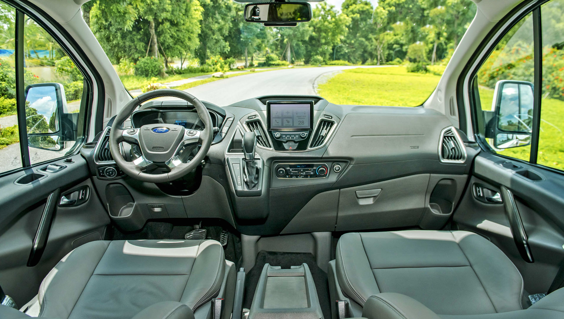 Hàng ghế trước của xe Ford Tourneo