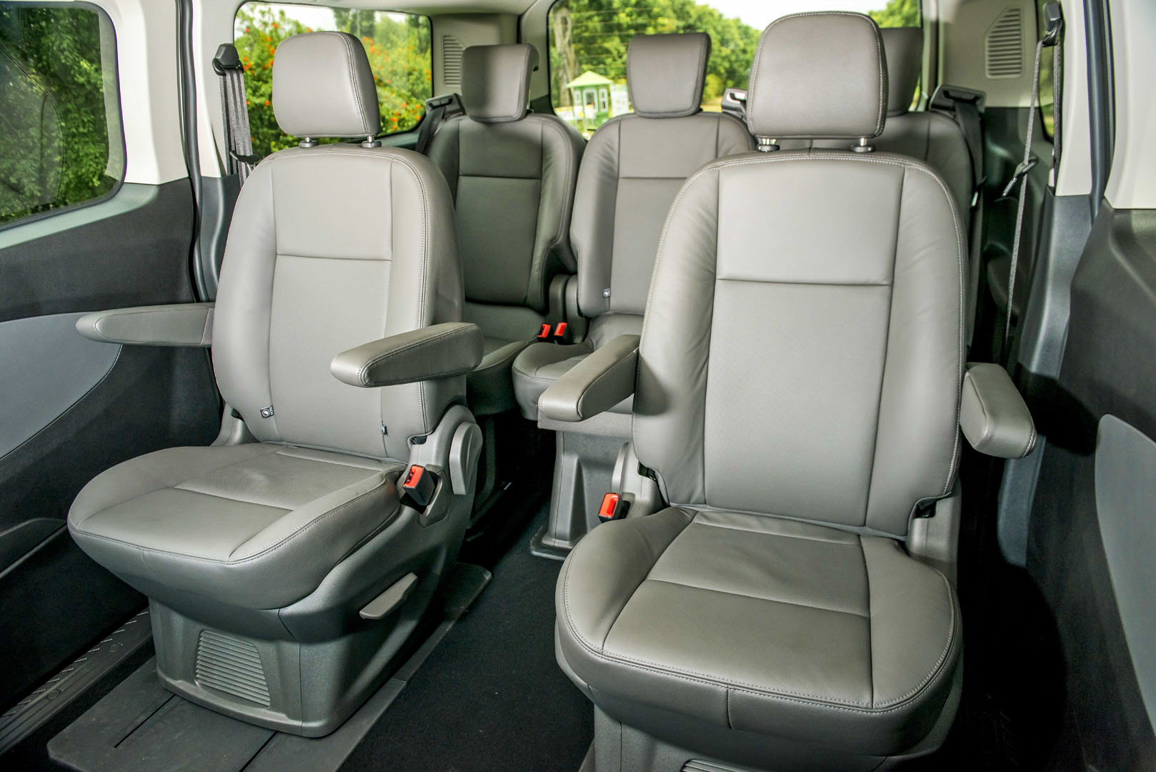 Hàng ghế thứ 2 của xe Ford Tourneo