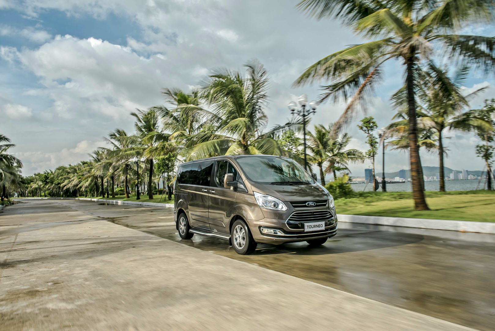 Giá bán xe Ford Tourneo cạnh tranh nhất phân khúc xe đa dụng