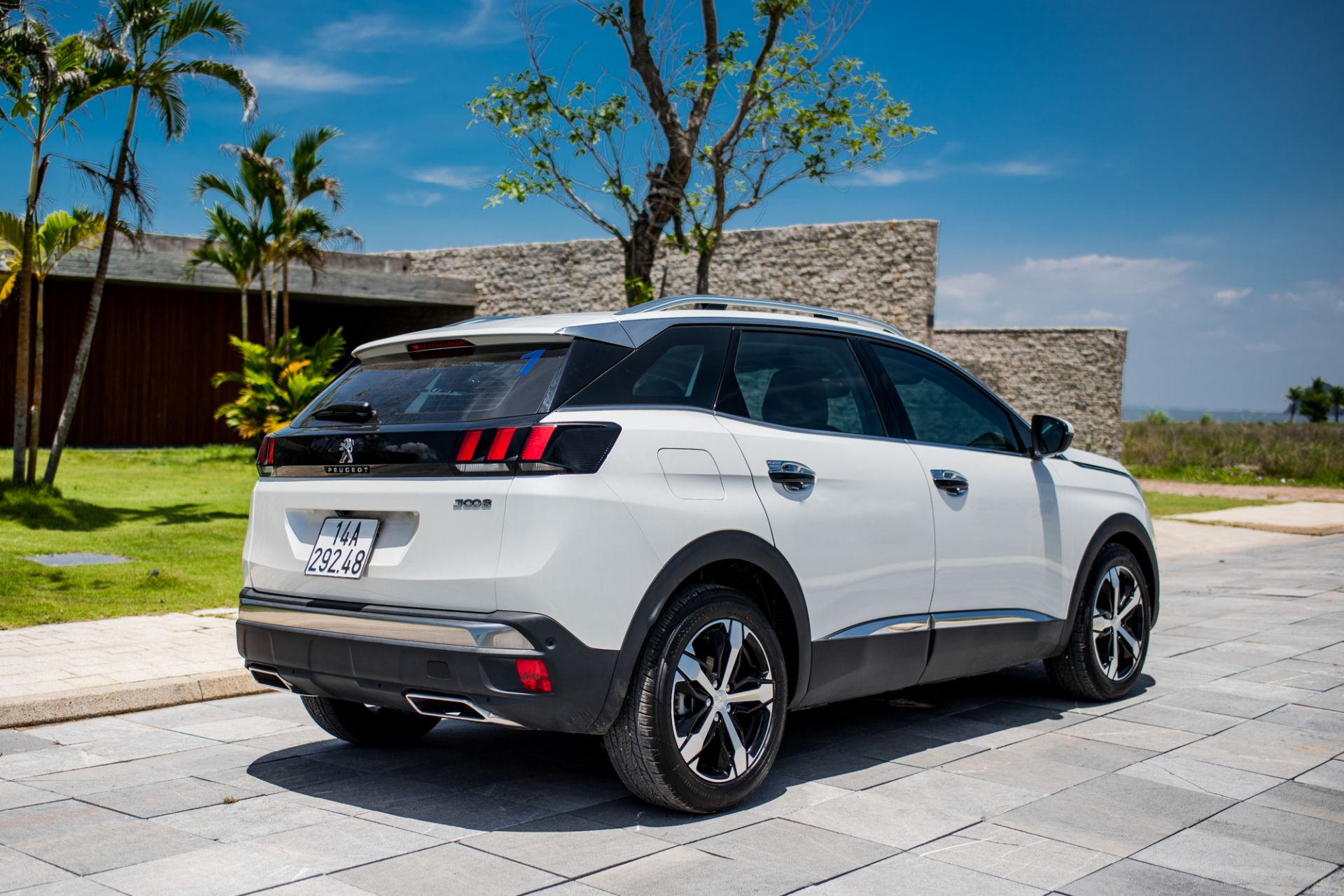 Peugeot Việt Nam gửi tặng khách hàng mua xe gói bảo hiểm vật chất trị giá gần 25 triệu đồng trong năm đầu tiên.