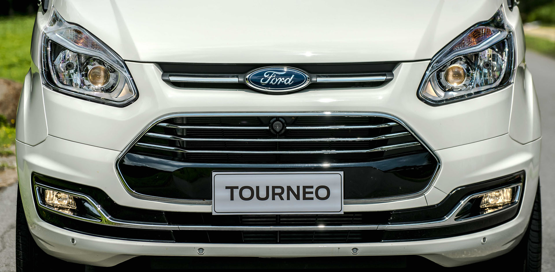 Thiết kế lưới tản nhiệt xe Ford Tourneo