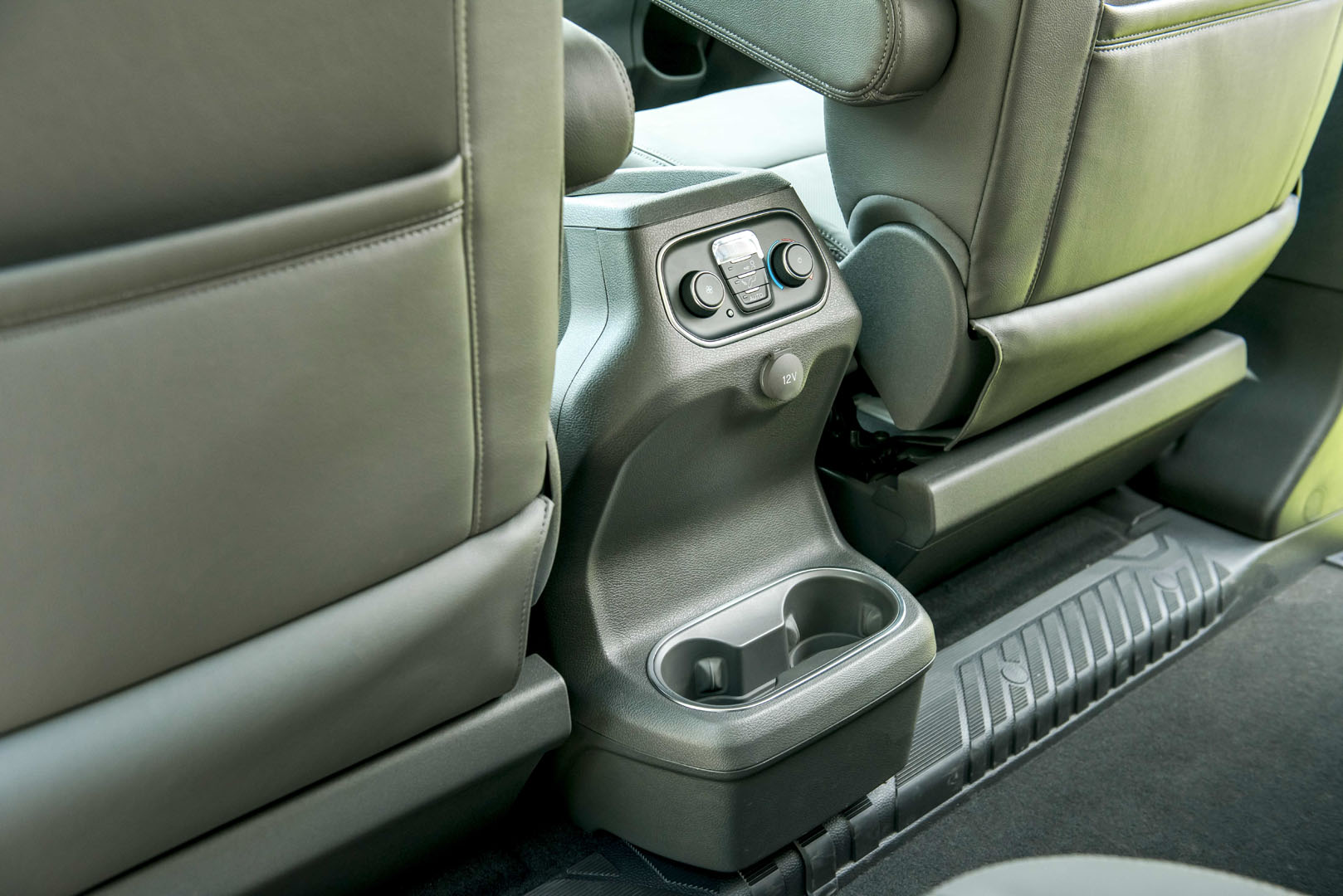 Cửa gió hàng ghế thứ 2 trên Ford Tourneo