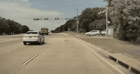 Cadillac vượt đèn đỏ và pha thoát tử thần trong gang tấc