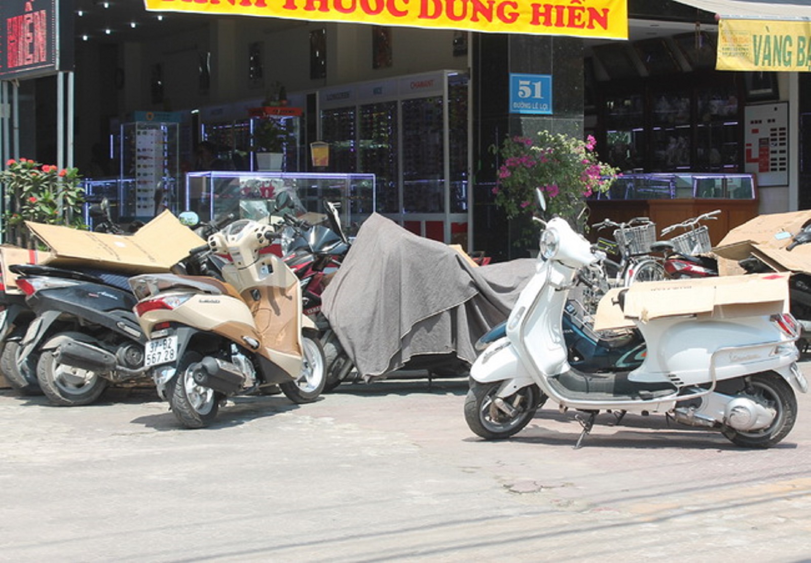 hạn chế để xe dưới trời nắng