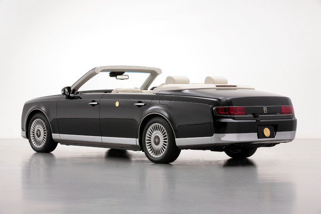 Toyota Century phiên bản mui trần xe có sự khác biệt với phiên bản sedan