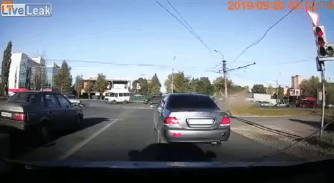 Tăng tốc cố thoát đèn đỏ, tài xế nhận cái kết đắng