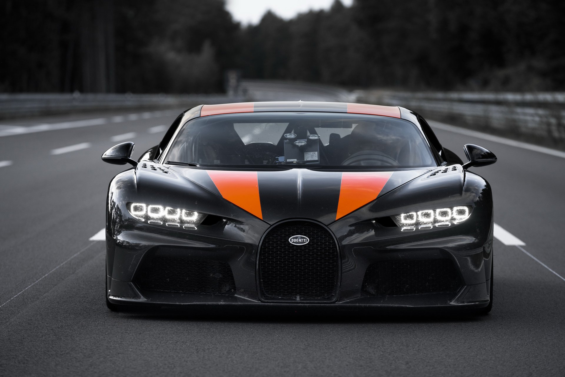 Bugatti phá kỷ lục thế giới về tốc độ cao nhất với xe thương mại