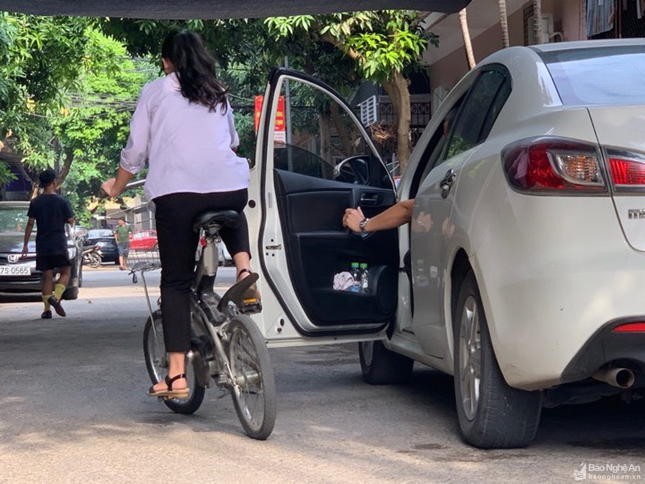 Mở cửa xe thiếu quan sát dễ gây tai nạn giao thông