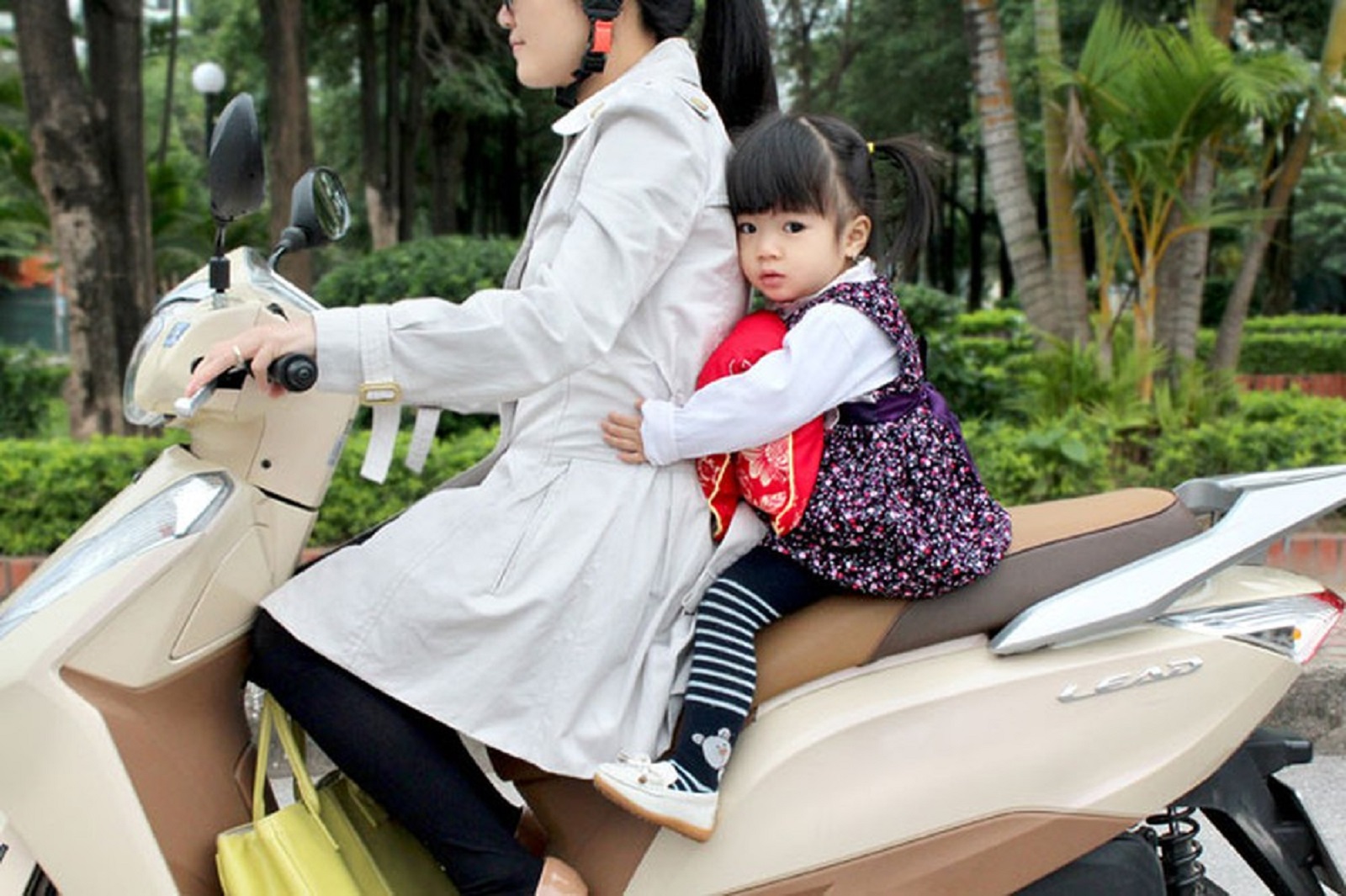 chở trẻ nhỏ bằng xe máy