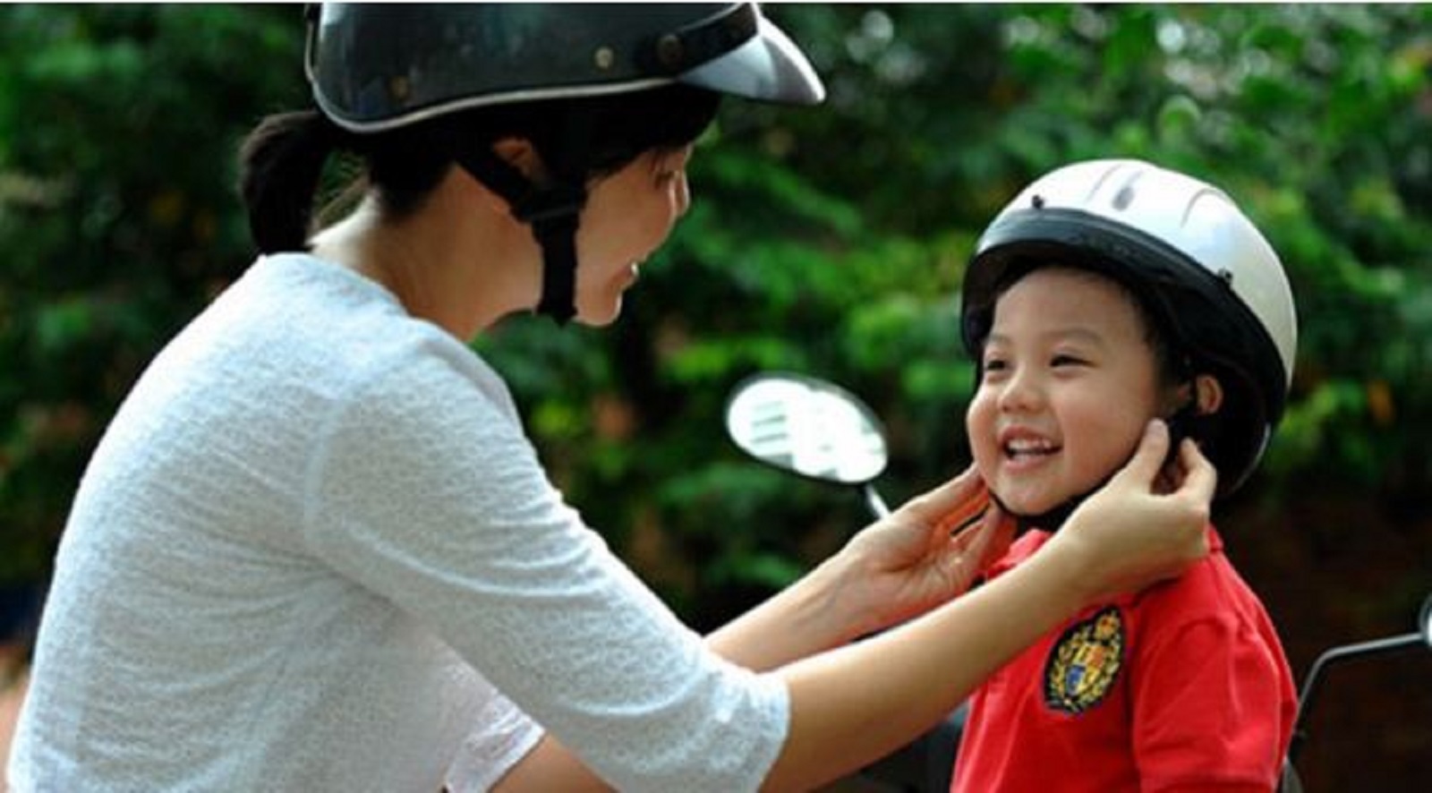 đội mũ bảo hiểm cho trẻ