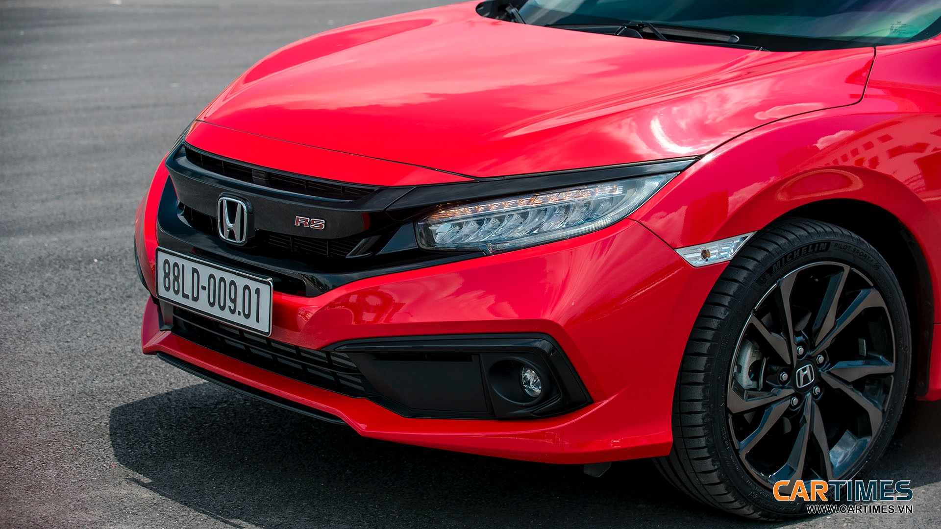 Logo RS trên la zăng đen mờ của Honda Civic RS 2019