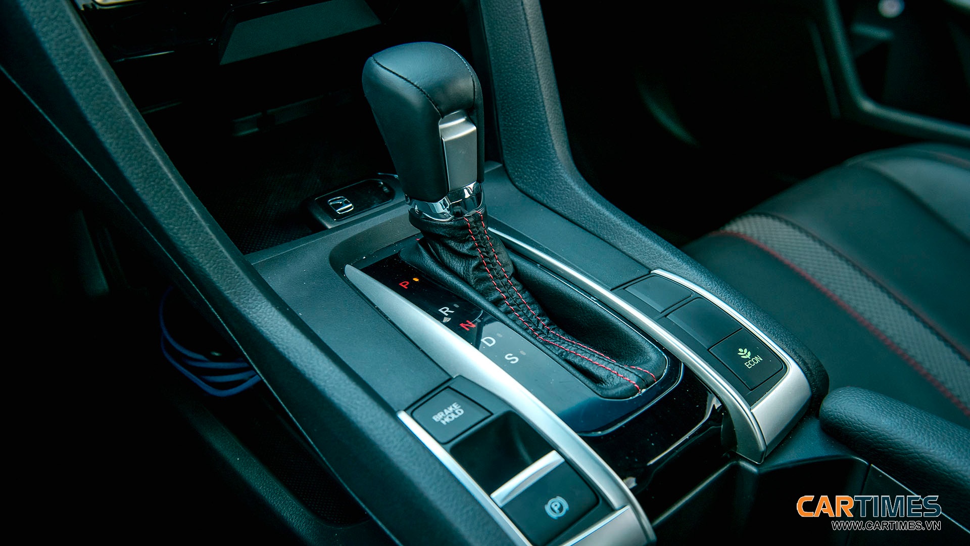 Khu vực cần số trên Honda Civic RS 2019