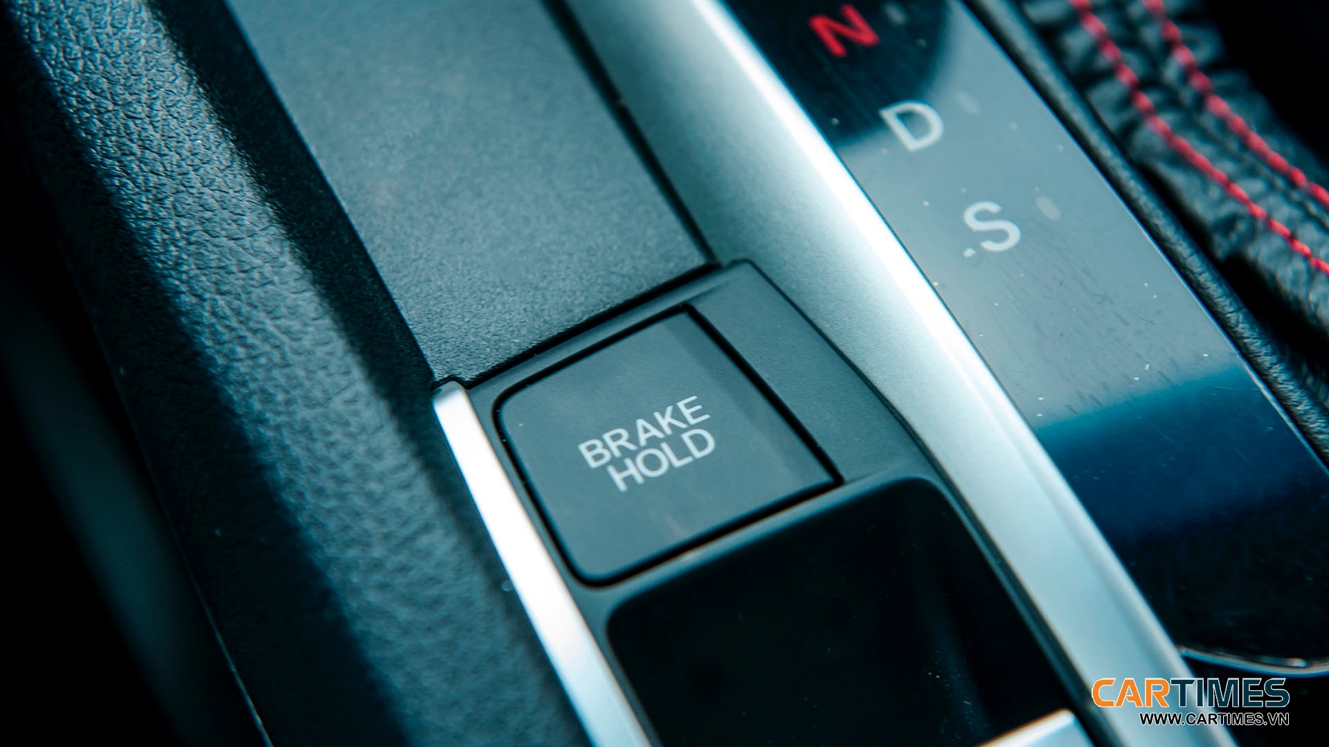 Nút kích hoạt Brake hold khi lái xe
