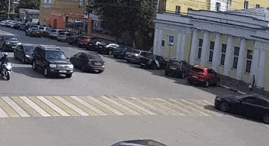 "Drift" trượt giữa ngã tư, xe BMW lao thẳng vào vào lề đường