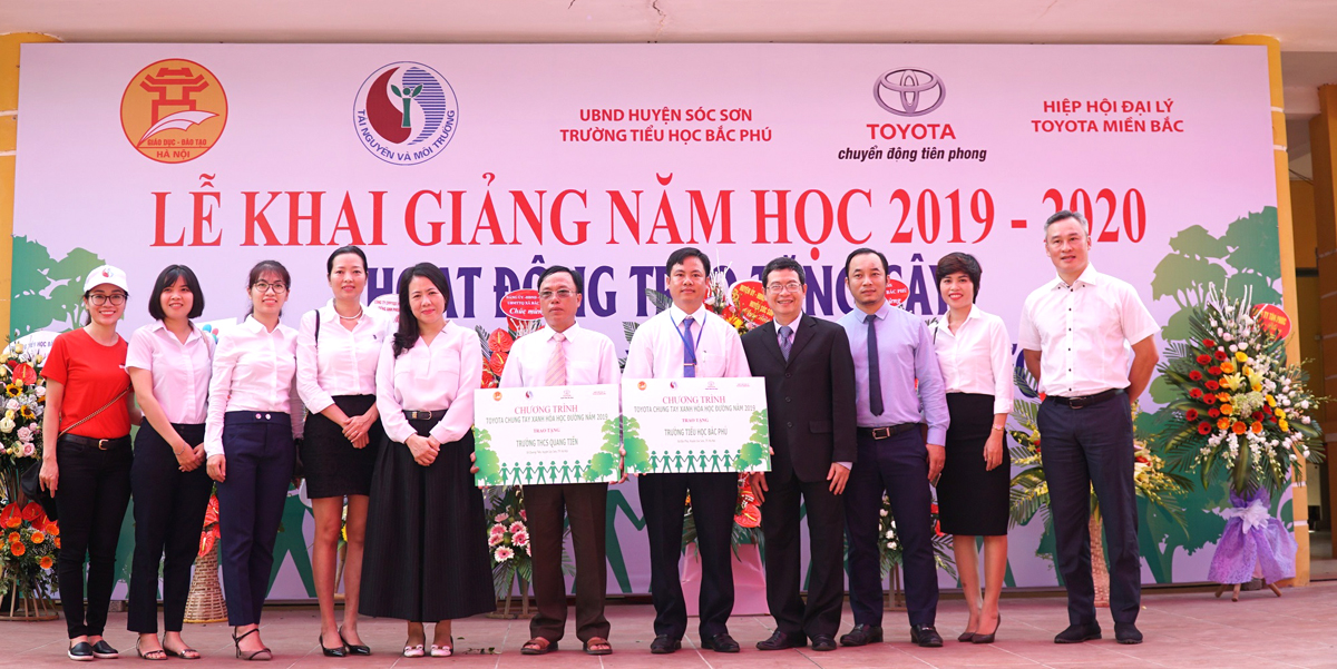 Đại diện TMV trao biển tượng trưng cho đại diện nhà trường
