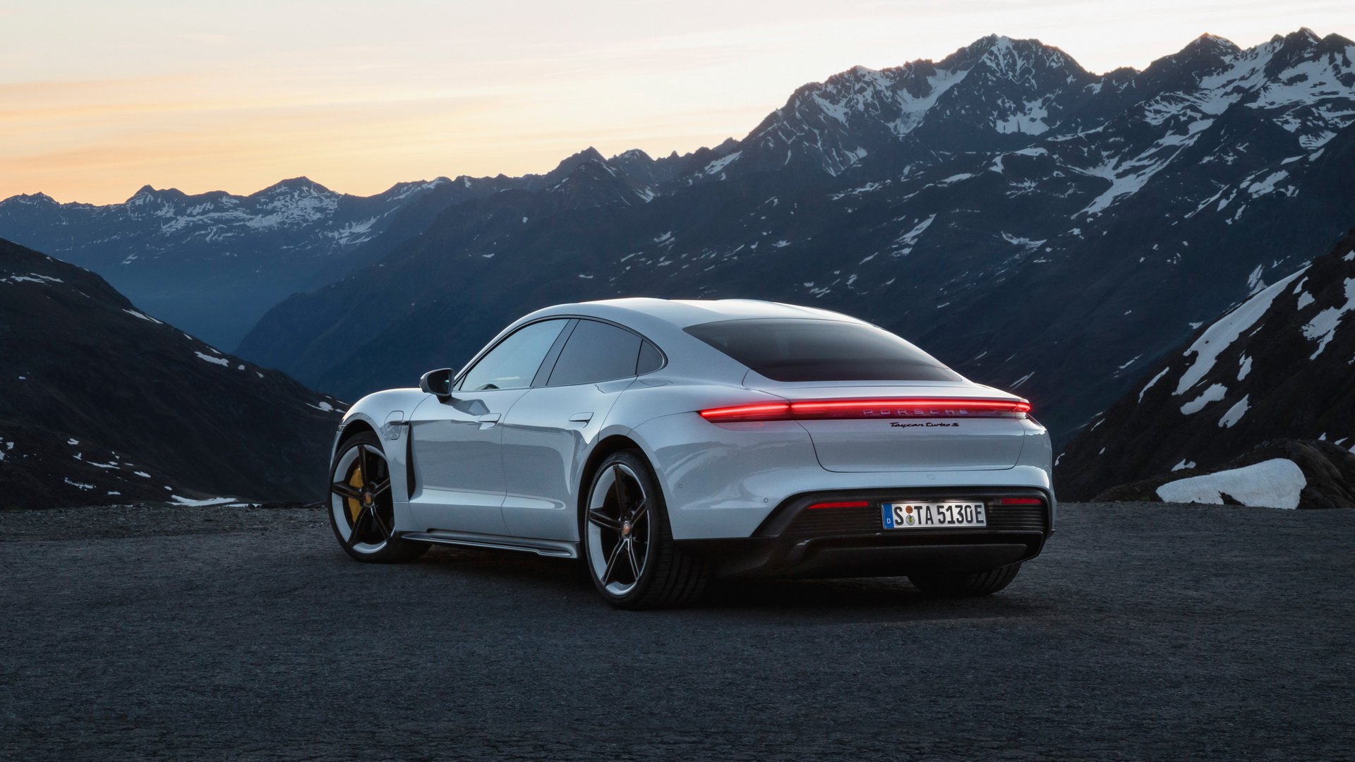 Thiết kế đuôi xe Porsche Taycan
