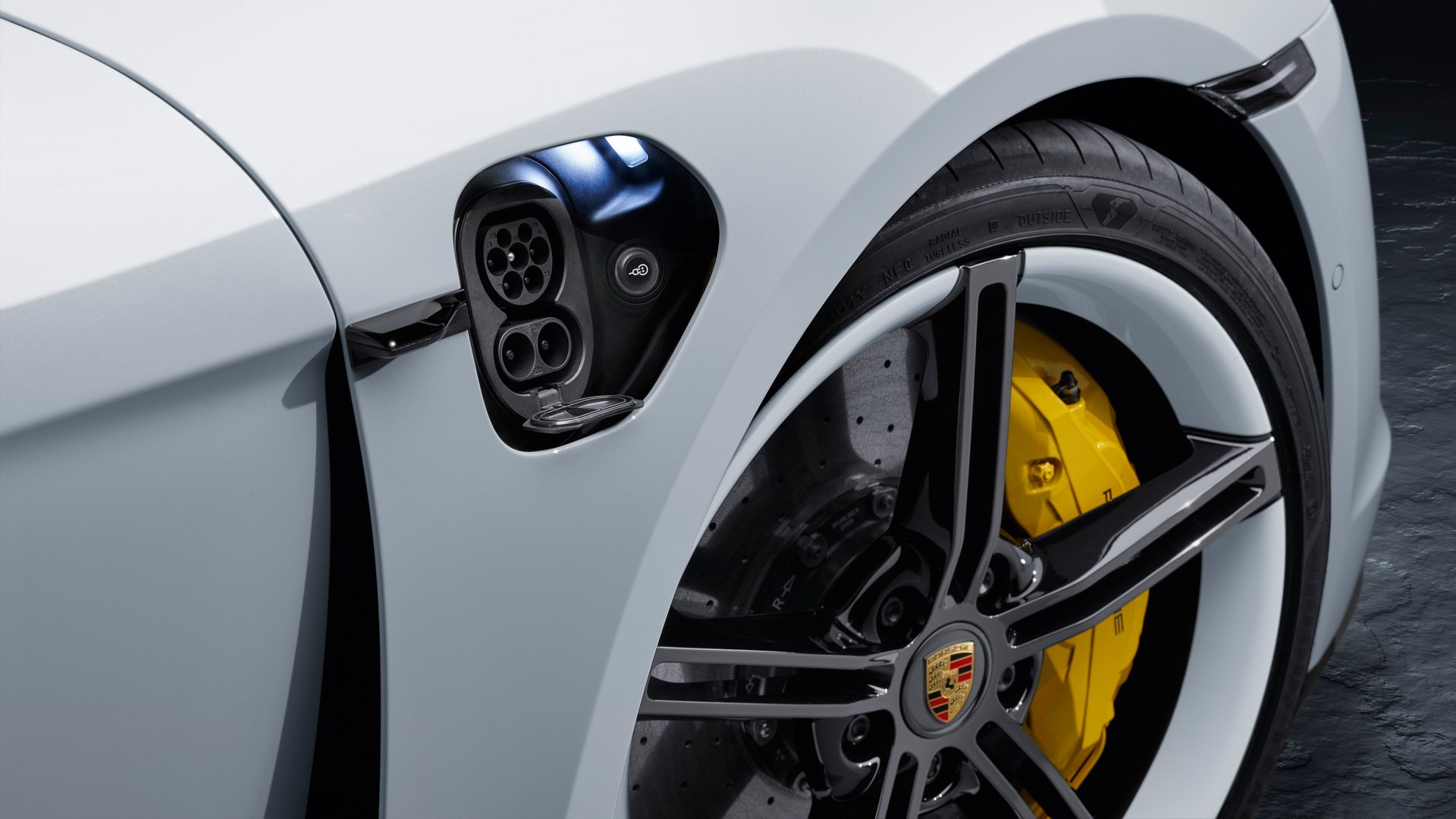 Thiết kế khe cắm sạc điện Porsche Taycan