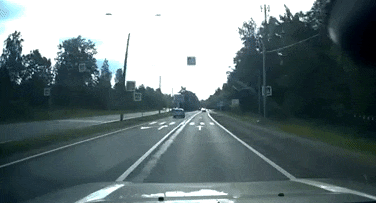 So kè với BMW 5 Series, Toyota Camry "lộn chổng vó" vào cột điện