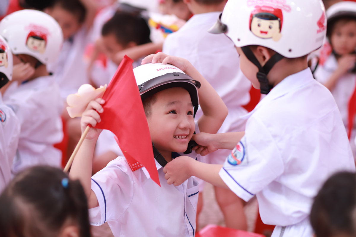 Triển khai chương trình Trao tặng 1.963 triệu mũ bảo hiểm cho học sinh bước vào lớp Một năm học 2019-2020