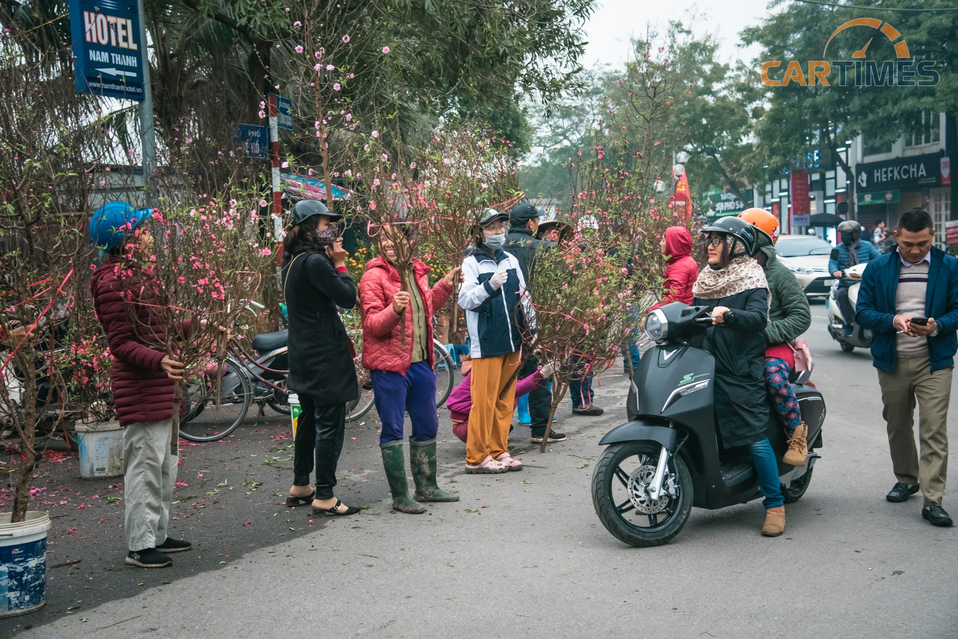 Nhiều người đi đường ghé vào hỏi giá